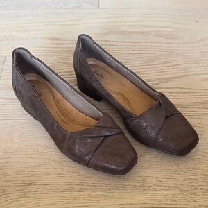 Clarks Women's Elegant Brown Flats